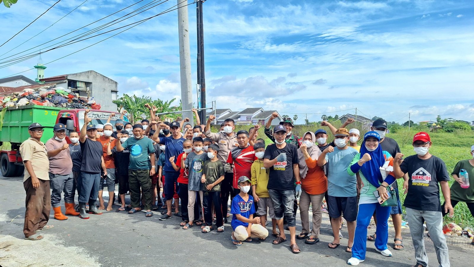 Kerja Bakti Terus Berlanjut, Tripides Panciro Pimpin Pembersihan Sampah Liar di Jalan Masuk Lingkungan Tacciri